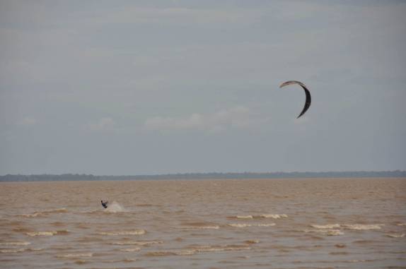 Kite surfing no Rio Amazonas, em Macapá - AP